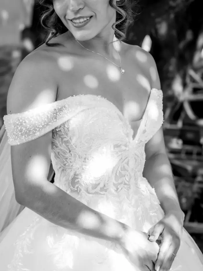 Novia sonriendo, fotografía en blanco y negro